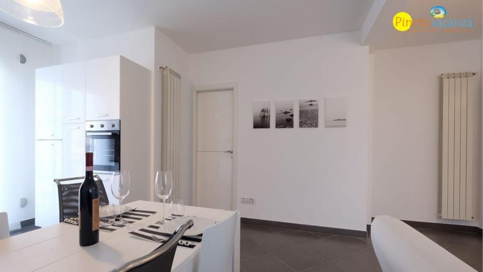 TV and multimedia, Kitchen or kitchenette, Living room, Seating area, Dining area