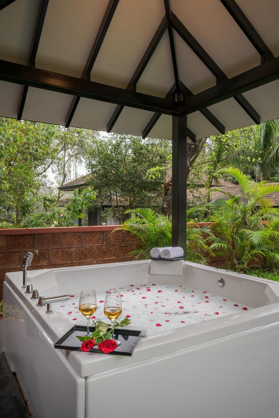 Day, Natural landscape, Garden, Hot Tub, Hot Tub, Garden view