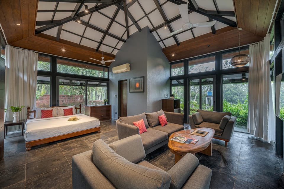 Bed, Living room, Photo of the whole room, Seating area, Bedroom