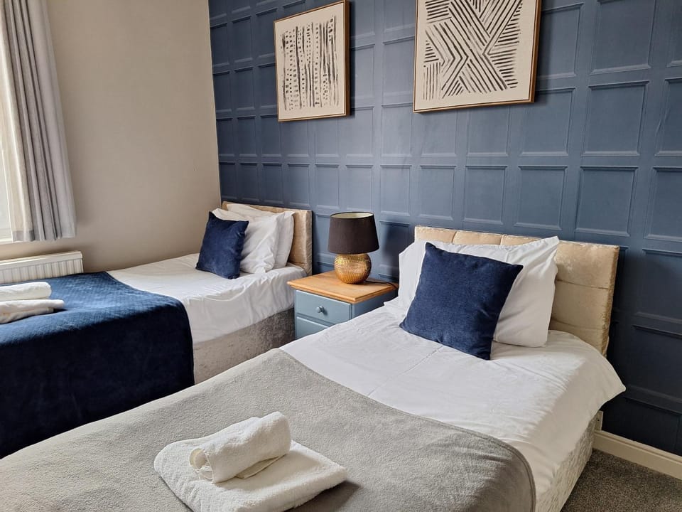 The Hampton Beautiful 3 Bedroom House with Conservatory & Garden House in Scarborough