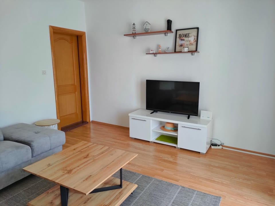 Communal lounge/ TV room, TV and multimedia, Living room, Seating area, Evening entertainment, Entertainment, internet