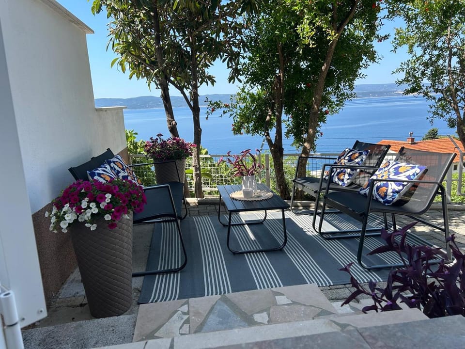 Balcony/Terrace, Entertainment