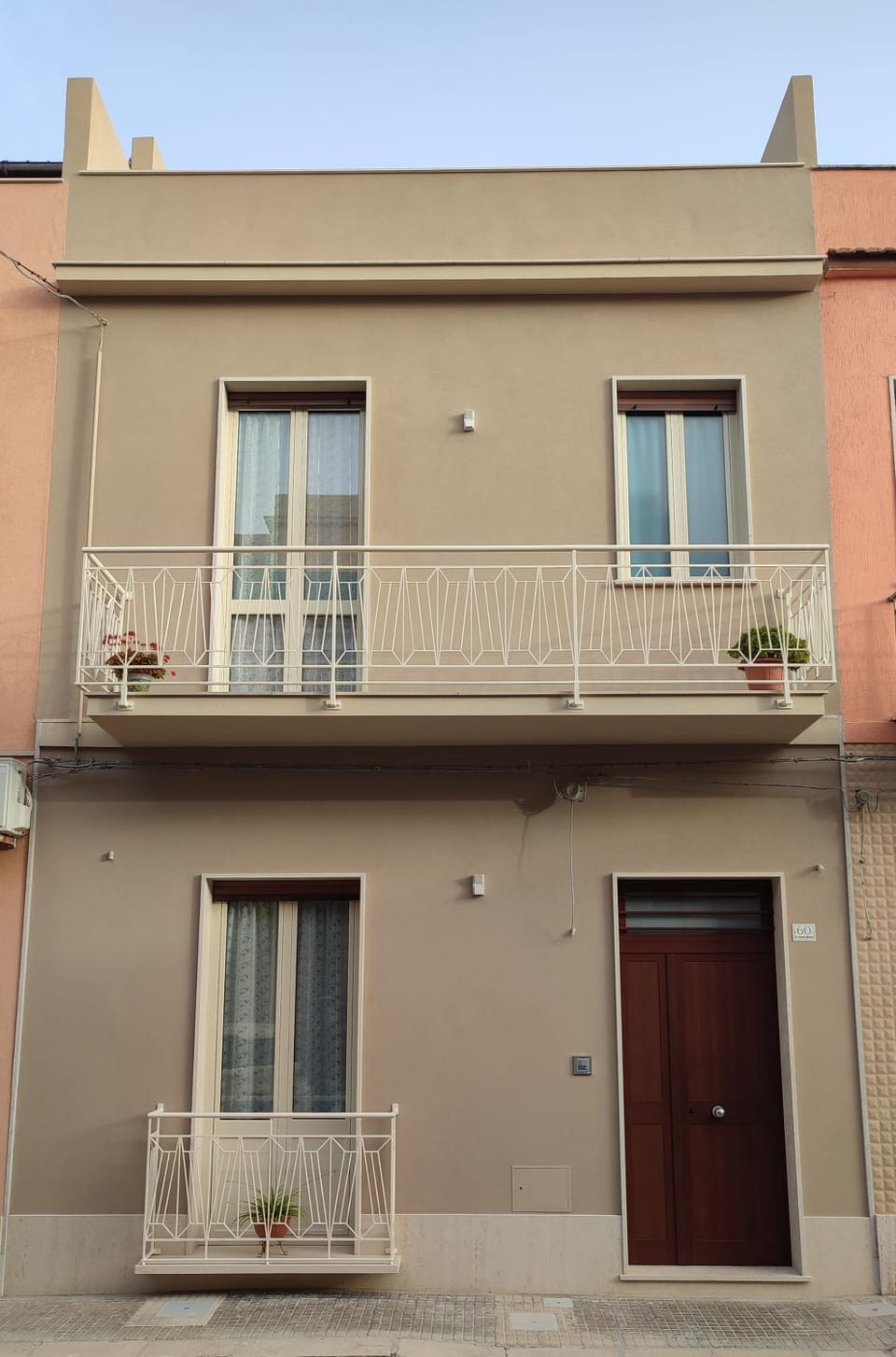 Property building, Facade/entrance, Balcony/Terrace, Street view