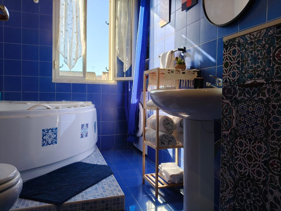 Flying whales Apartment in Syracuse