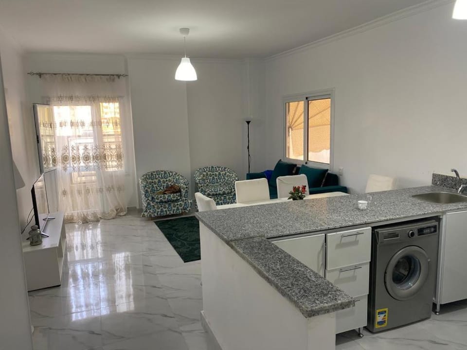 شقه فندقيه 3 غرف حمامين و مطبخ و حديقه خاصه امام الجامعه الامريكيه و مول point 90 Apartment in New Cairo City