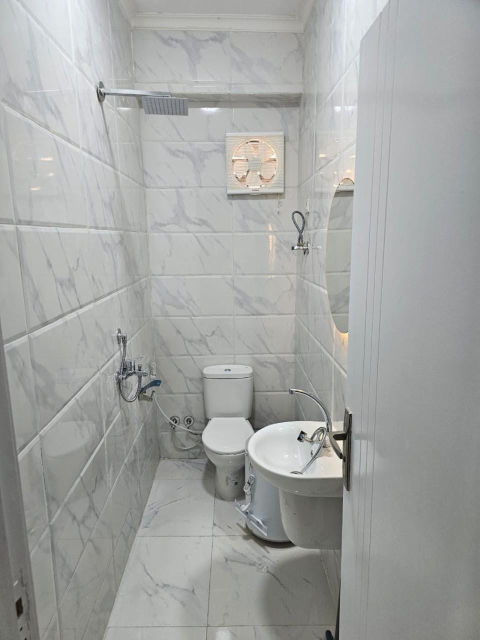 شقه فندقيه 3 غرف و حمامين امام الجامعه الامريكيه و مول point 90 Apartment in New Cairo City