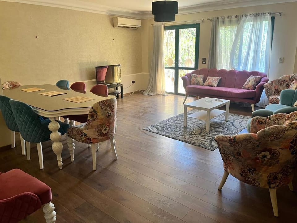 شقه فندقيه 3 غرف حمامين و مطبخ و حديقه خاصه امام الجامعه الامريكيه و مول point 90 Apartment in New Cairo City