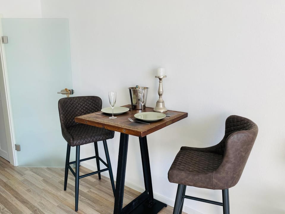 Seating area, Dining area