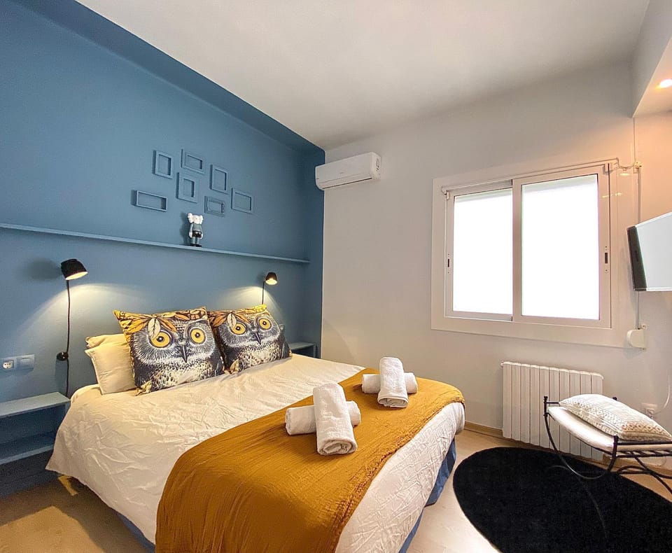 Bed, Photo of the whole room, Bedroom