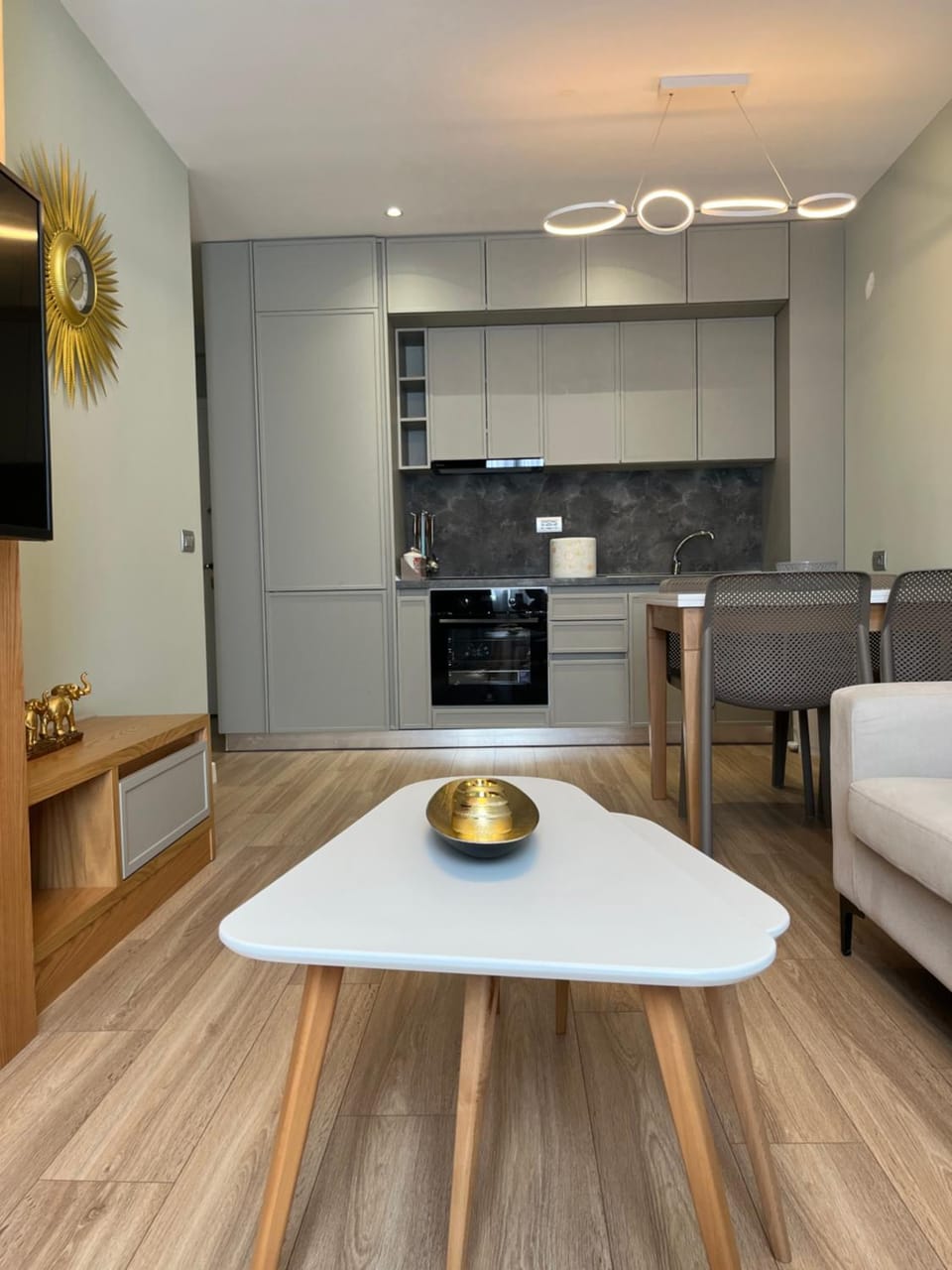 Kitchen or kitchenette, Dining area