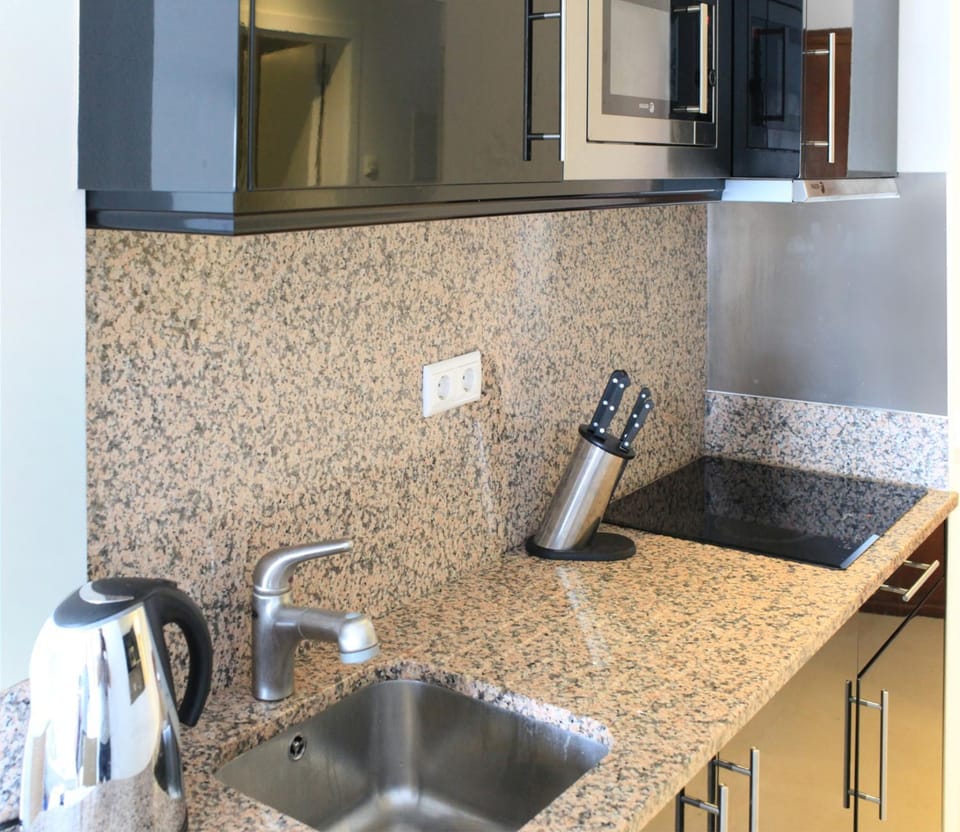 Kitchen or kitchenette, minibar, stove