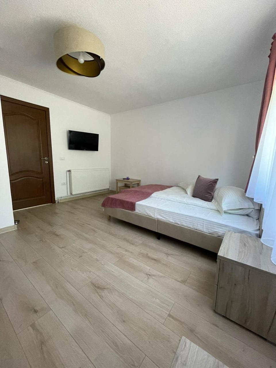 Bed, TV and multimedia, Bedroom