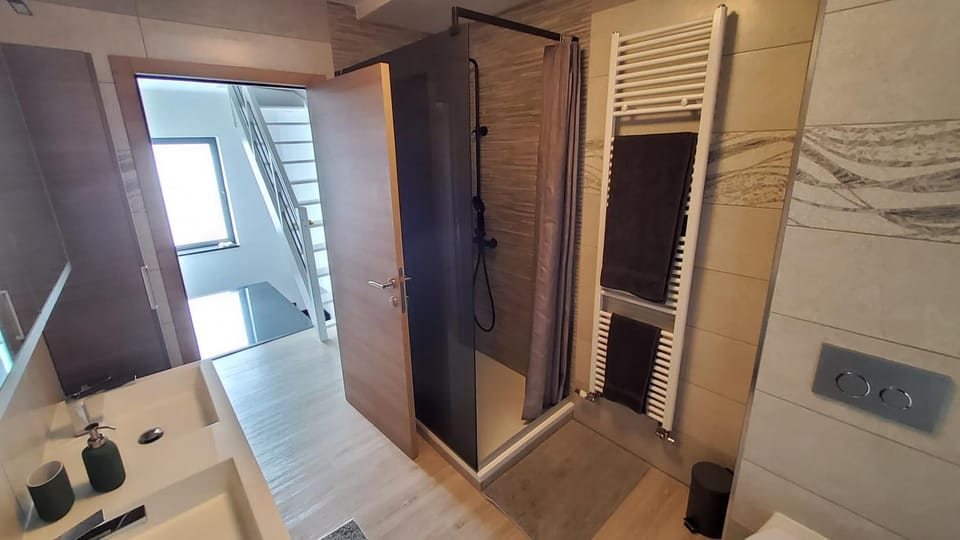 Chambre deluxe au 2ème étage, chambre double au 4ème étage NOT A HÔTEL Vacation rental in Brussels