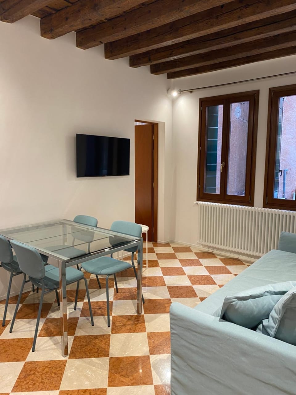 TV and multimedia, Seating area, Dining area
