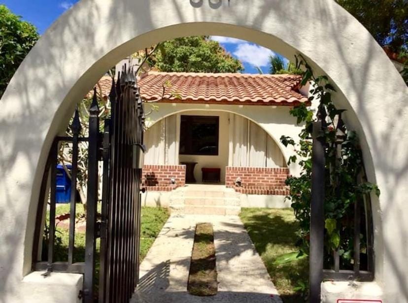 Entire private Beautiful 2 Bedroom plus Den House with gated front&back yard and Free parking 10min drive to Miami Beach House in Miami Shores