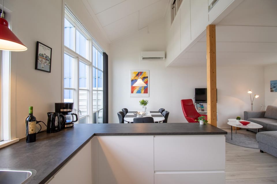 Coffee/tea facilities, Living room, Seating area, Dining area