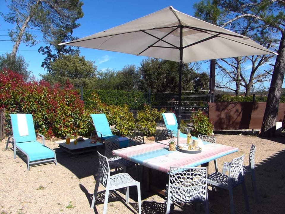 Patio, Day, Garden, Living room, Seating area, Dining area, Garden view, sunbed