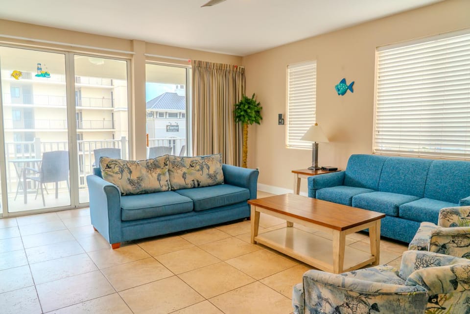 Ocean Breeze Luxury Villas 3D, Nicely Updated! Across From The Ocean! Sleeps 18 ! House in North Myrtle Beach
