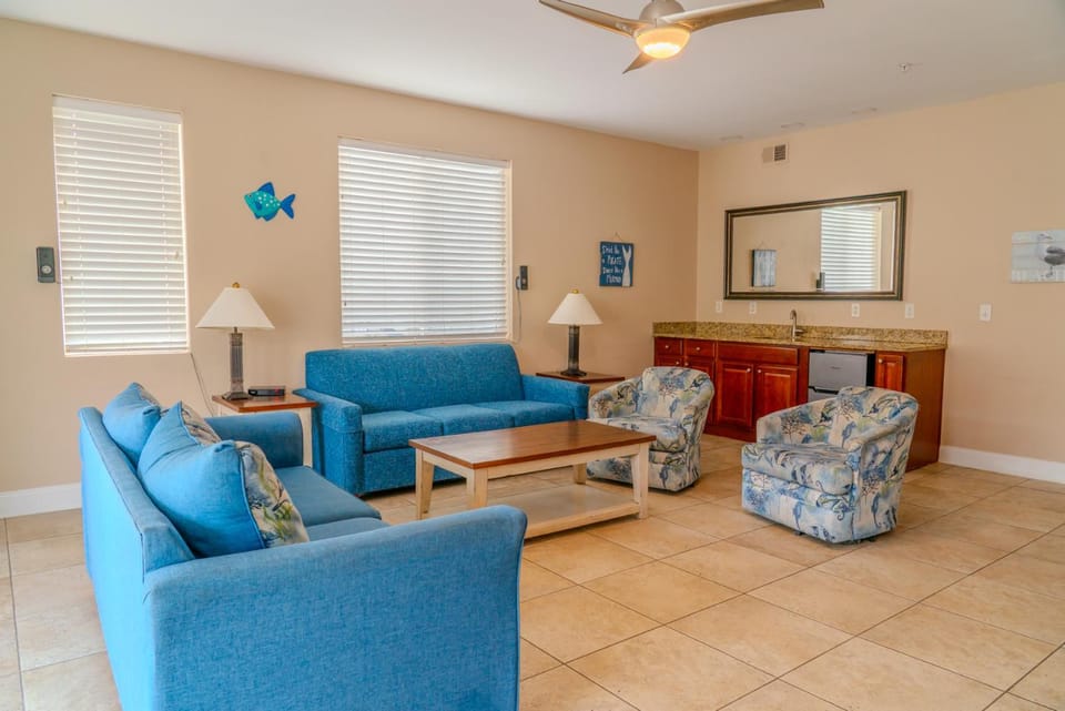 Ocean Breeze Luxury Villas 3D, Nicely Updated! Across From The Ocean! Sleeps 18 ! House in North Myrtle Beach