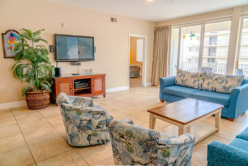 Ocean Breeze Luxury Villas 3D, Nicely Updated! Across From The Ocean! Sleeps 18 ! House in North Myrtle Beach