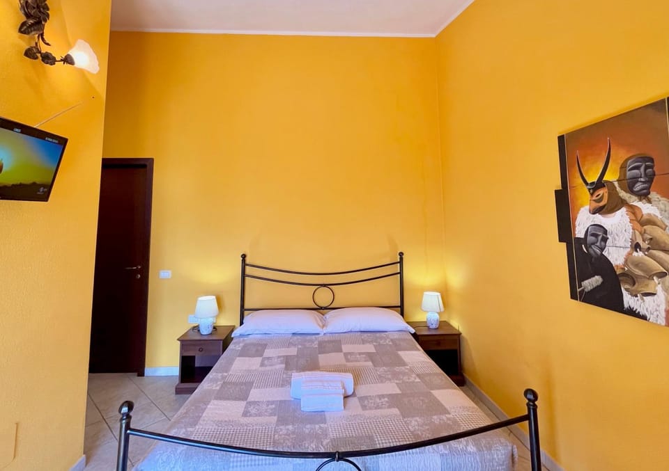 Bed, TV and multimedia, Photo of the whole room, Bedroom, towels