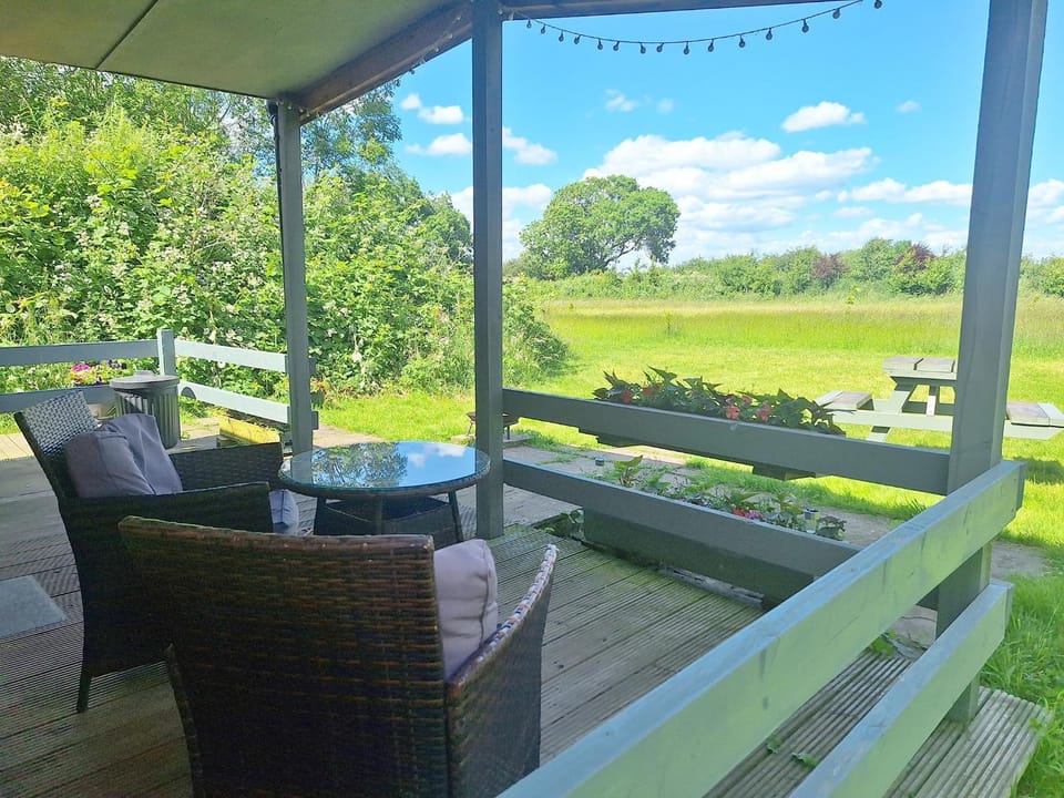 Beautiful Wooden tiny house, Glamping cabin with hot tub 2 Cabin in Bassetlaw District