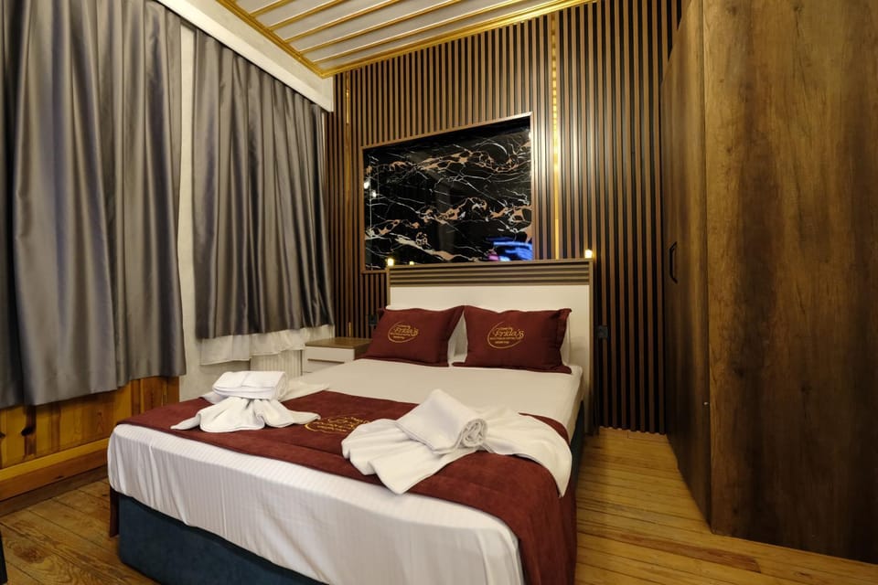 Bed, towels