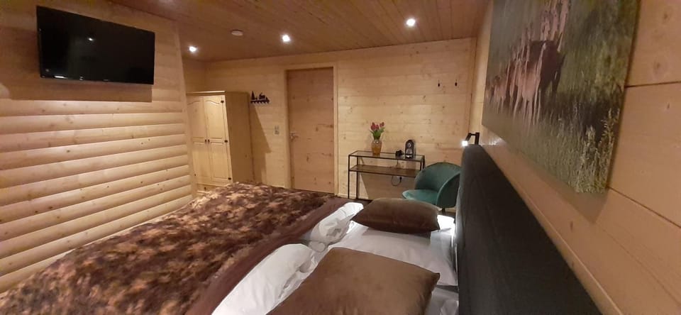 Bed, TV and multimedia, Bedroom