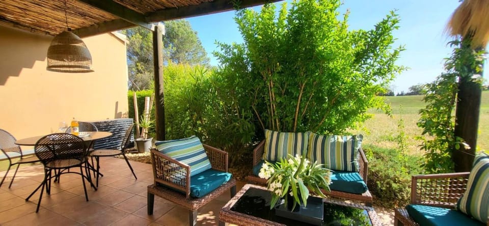 Côté Golf, bel appartement RDC avec terrasses dans Golf, piscine, tennis, à 5mn de l'Isle sur la Sorgue Apartment in L'Isle-sur-la-Sorgue