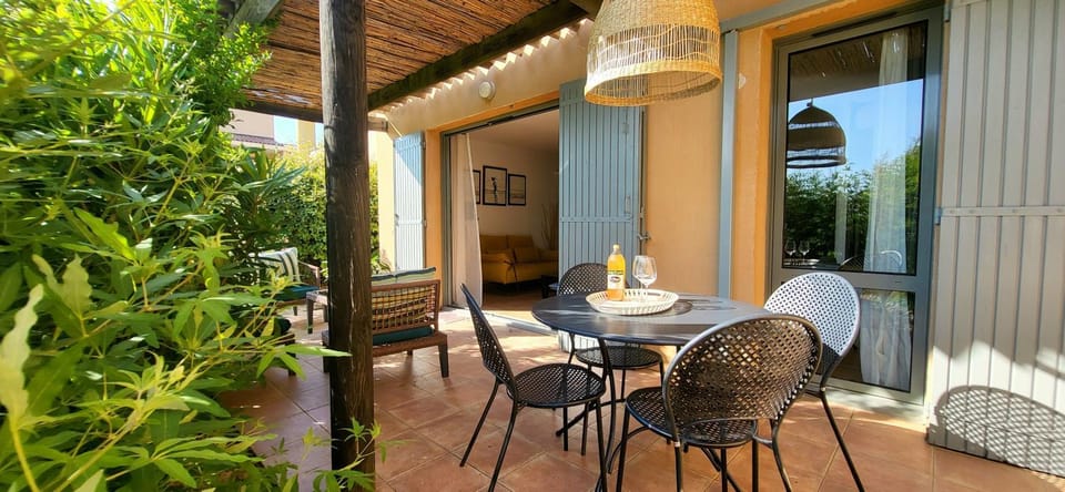 Côté Golf, bel appartement RDC avec terrasses dans Golf, piscine, tennis, à 5mn de l'Isle sur la Sorgue Apartment in L'Isle-sur-la-Sorgue