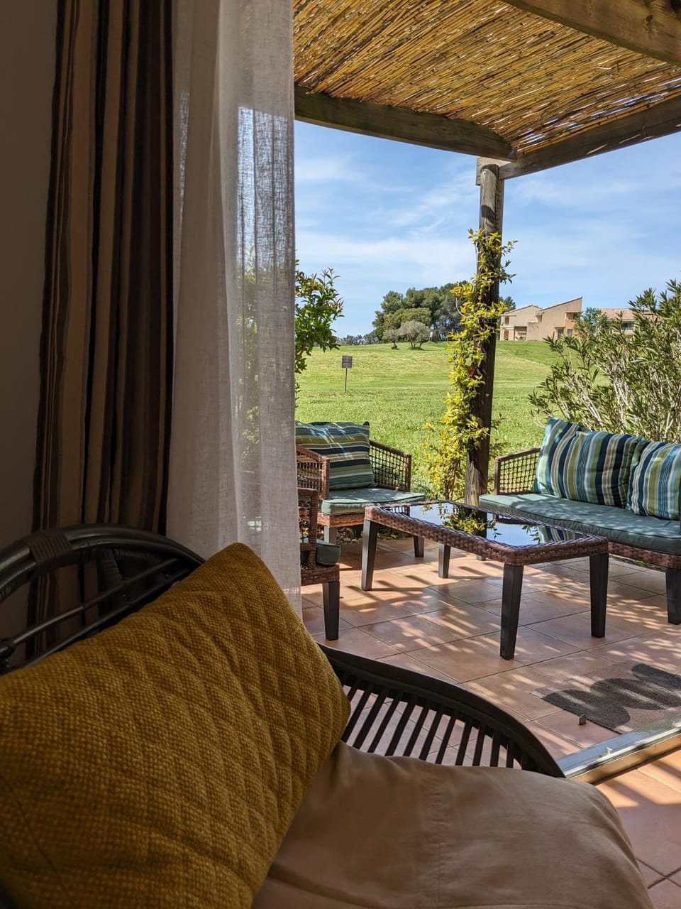 Côté Golf, bel appartement RDC avec terrasses dans Golf, piscine, tennis, à 5mn de l'Isle sur la Sorgue Apartment in L'Isle-sur-la-Sorgue