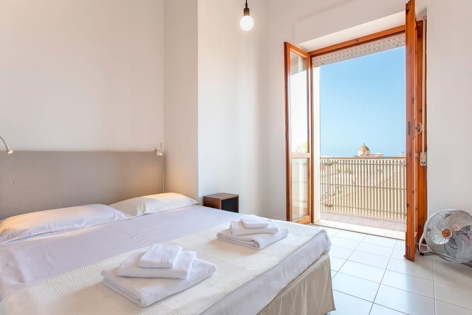 Bed, Balcony/Terrace, Bedroom, Sea view