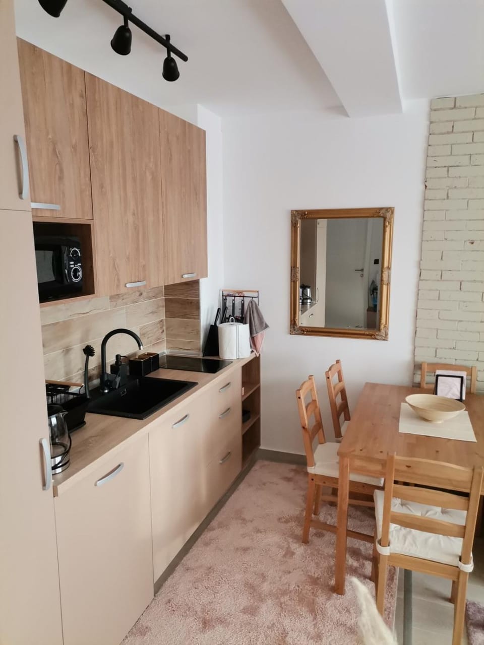 Kitchen or kitchenette, Dining area