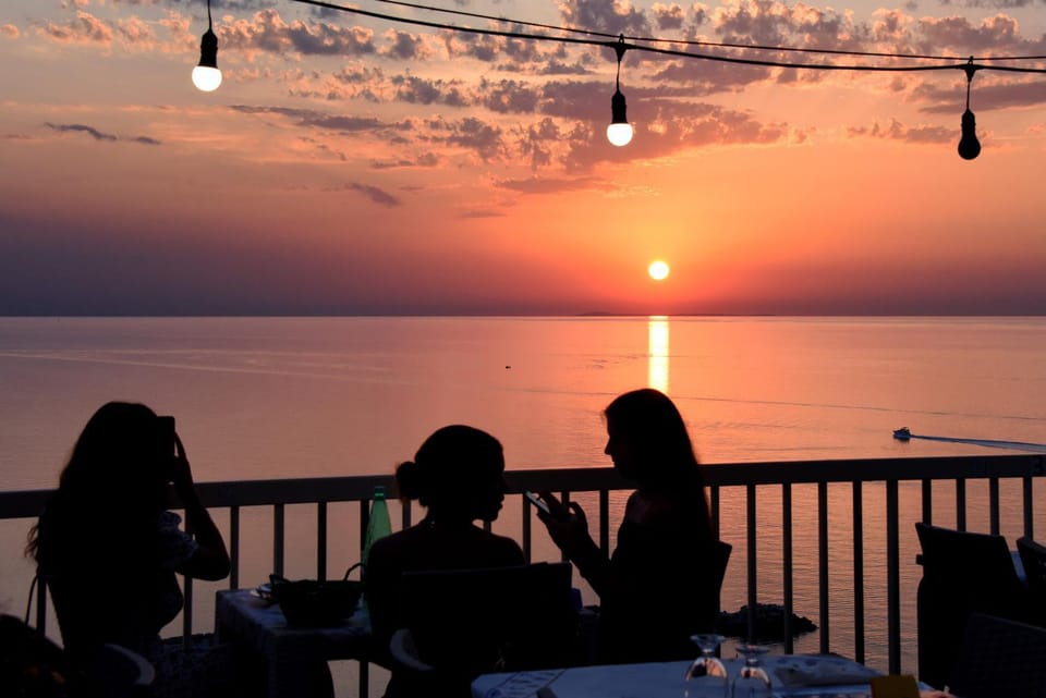 Restaurant/places to eat, View (from property/room), Balcony/Terrace, Dining area, Sea view