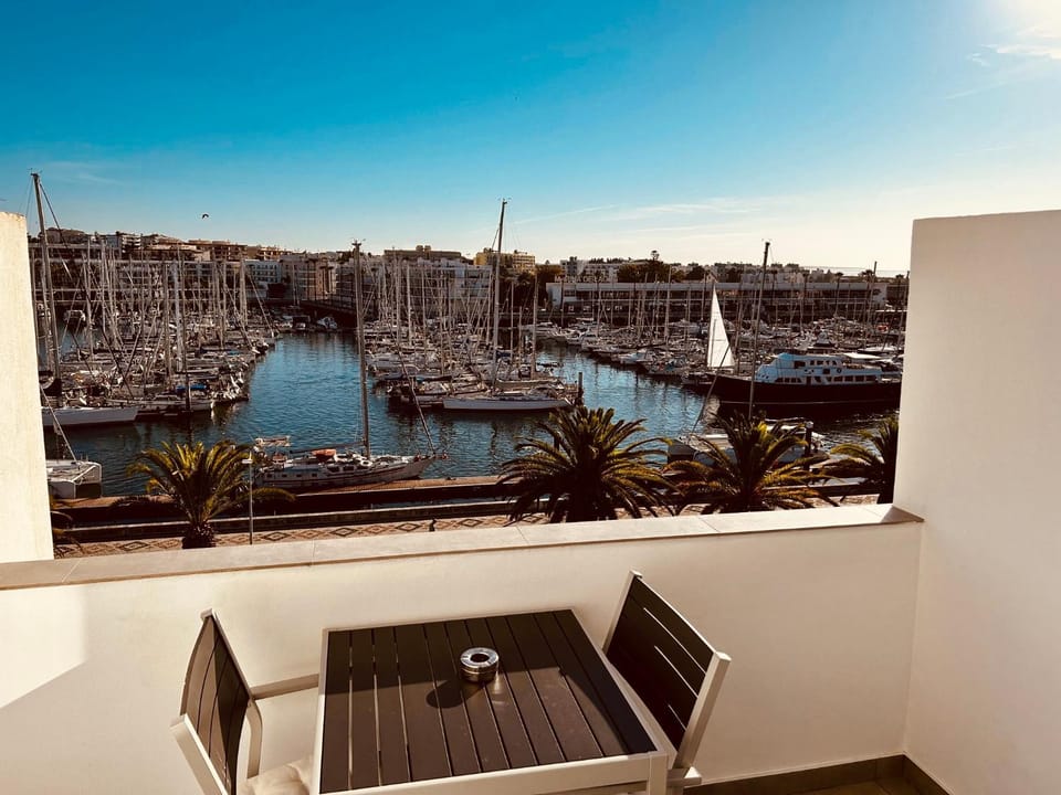 Lagos Marina view apt on main avenue near beaches Apartment in Lagos