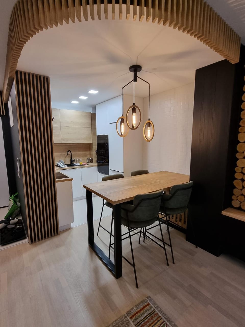 Kitchen or kitchenette, Dining area