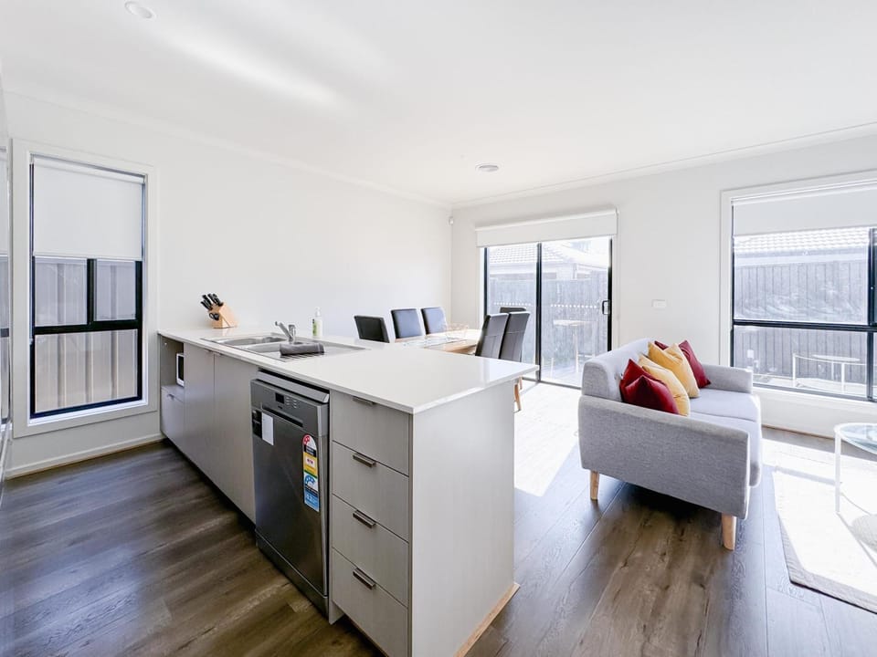 Kitchen or kitchenette, Living room, Seating area, Dining area