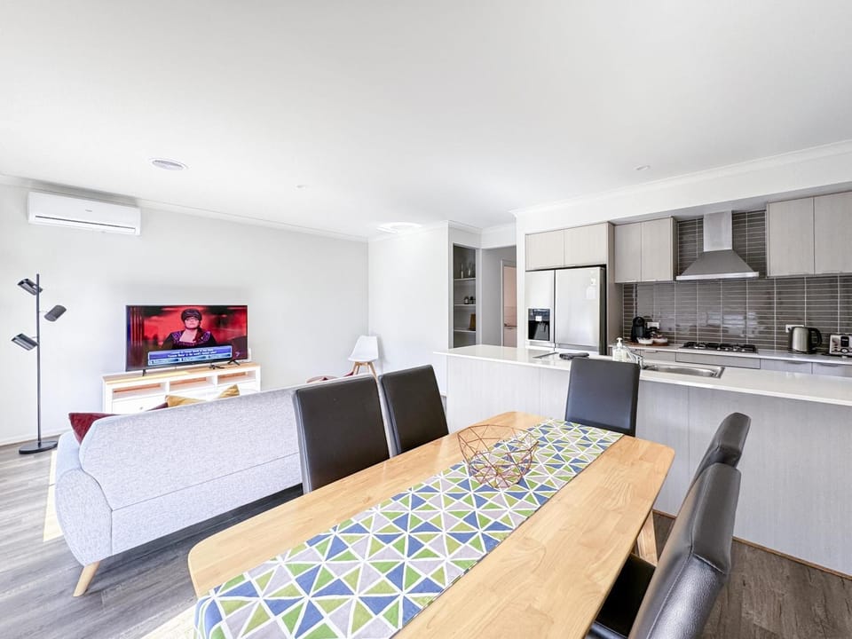 TV and multimedia, Kitchen or kitchenette, Living room, Dining area