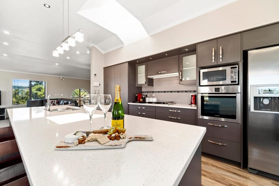 Kitchen or kitchenette, Food and drinks