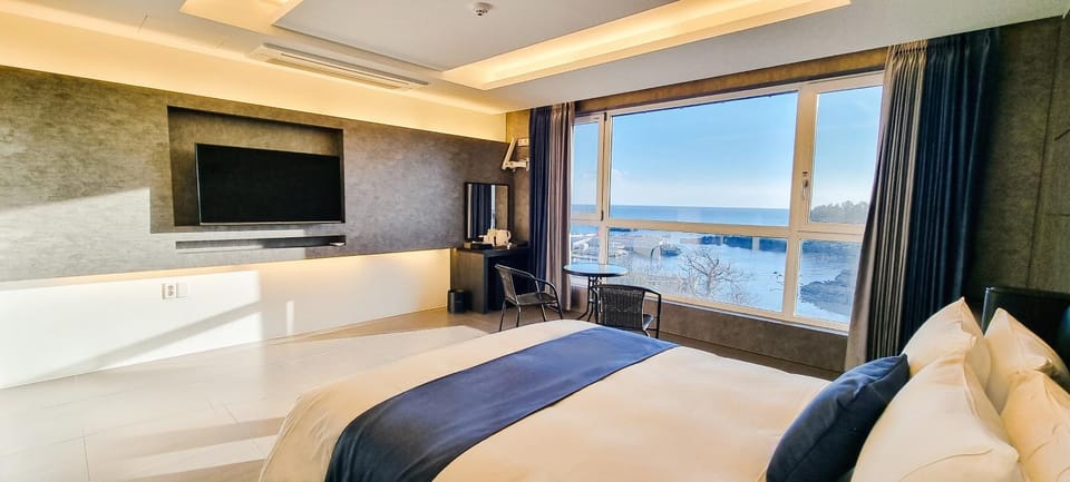 Photo of the whole room, Sea view