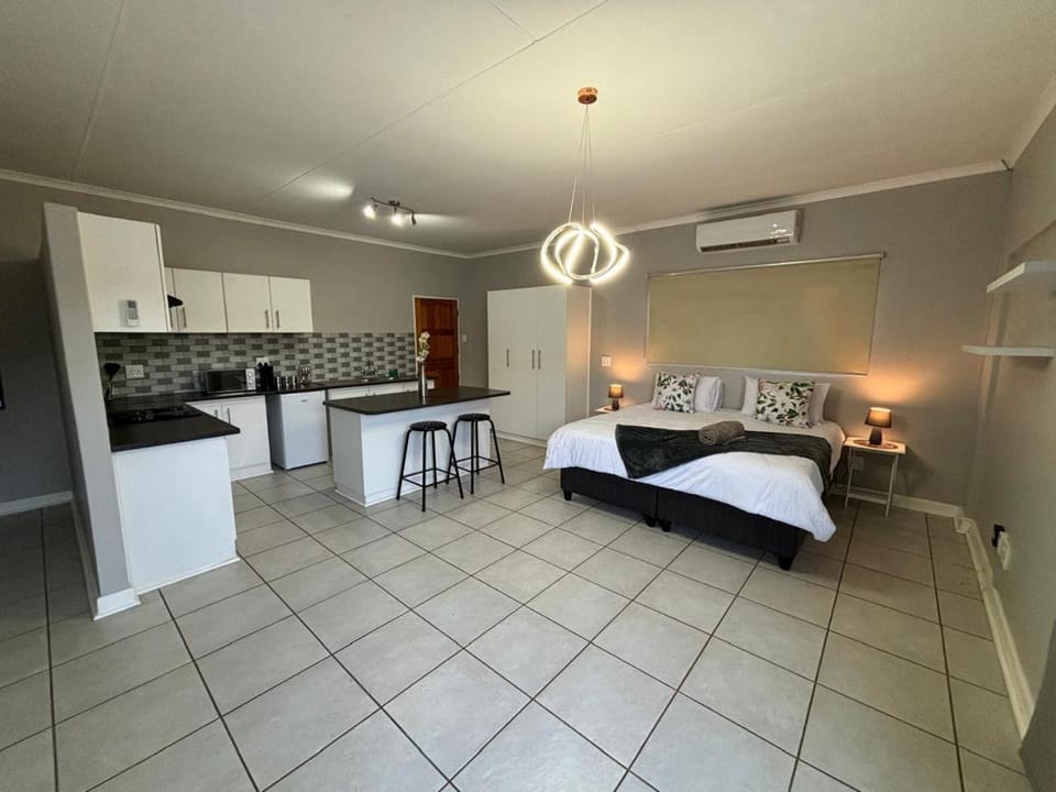 Bed, Dining area, Bedroom, minibar