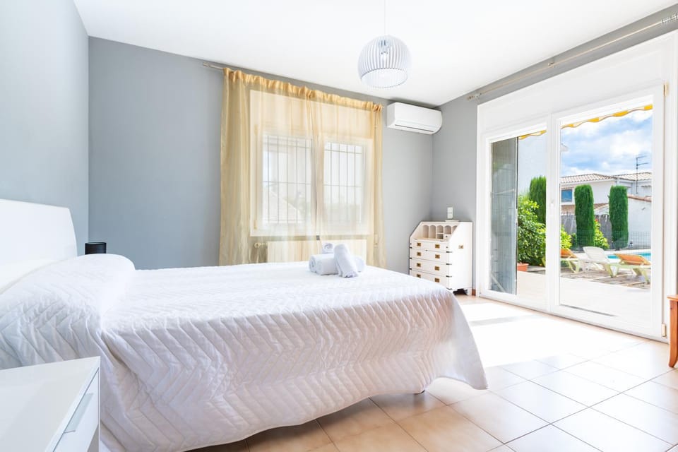 Property building, Living room, Bedroom
