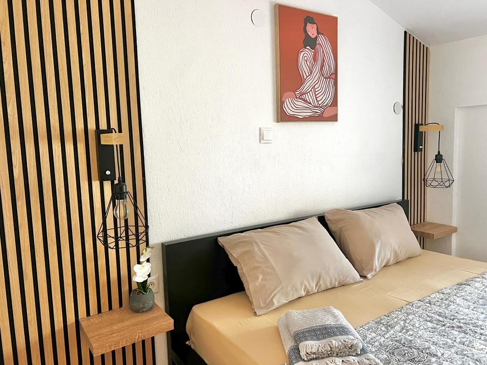 Bed, Photo of the whole room, Decorative detail, Bedroom