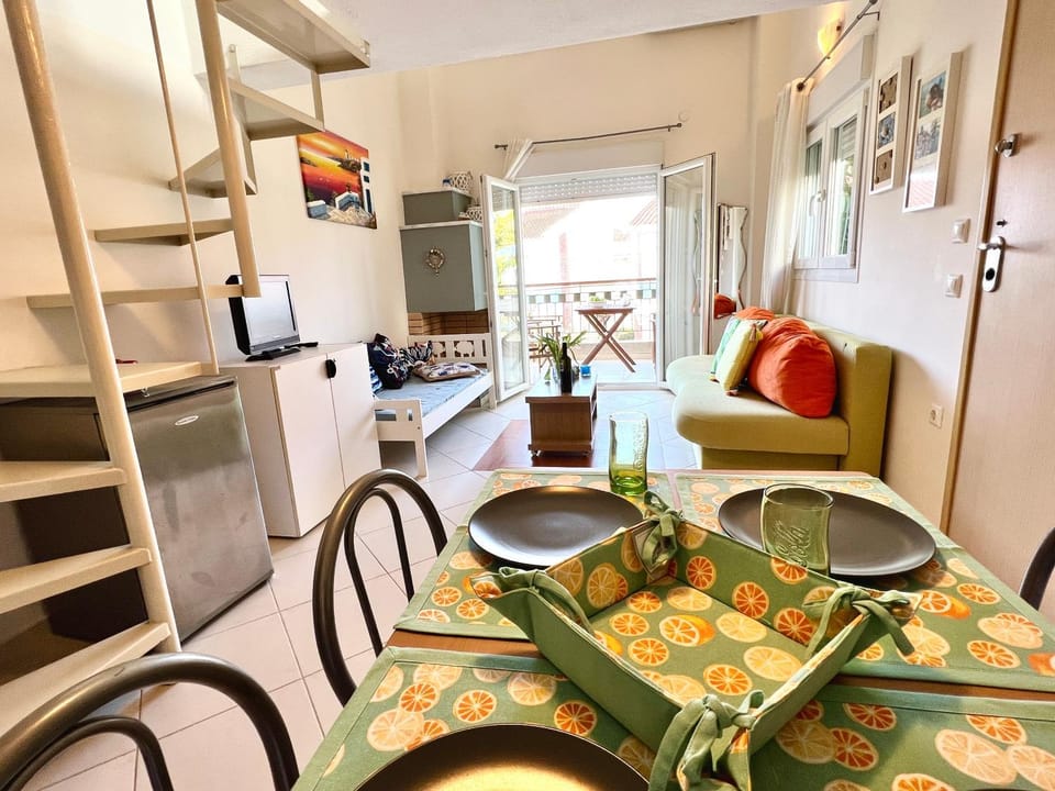 Food and drinks, Seating area, Dining area