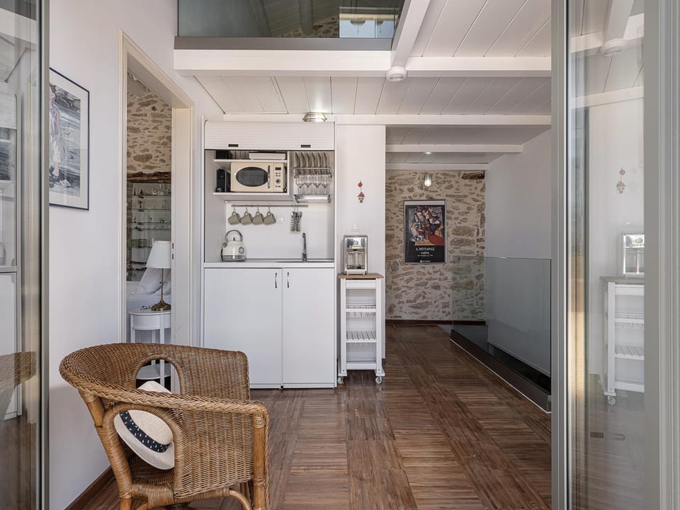 Kitchen or kitchenette, minibar