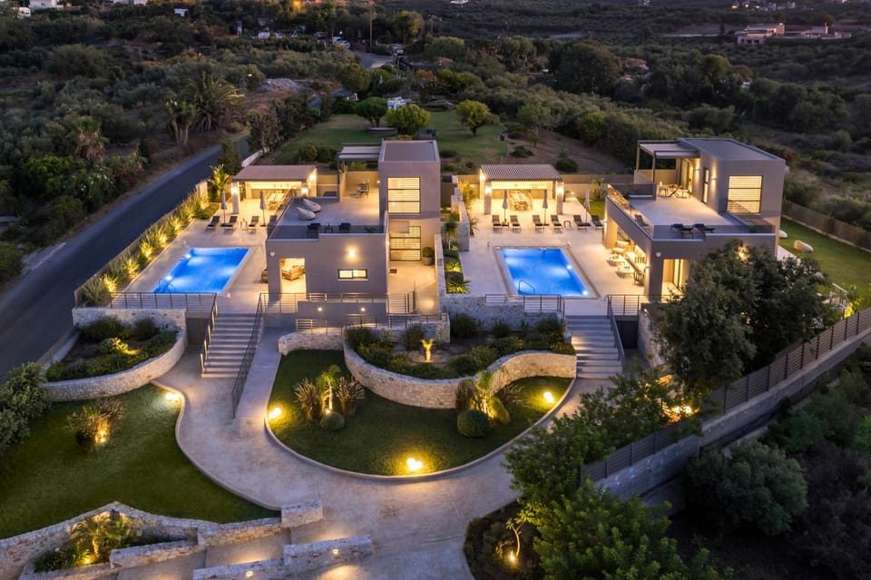 Property building, Bird's eye view, Pool view, Swimming pool