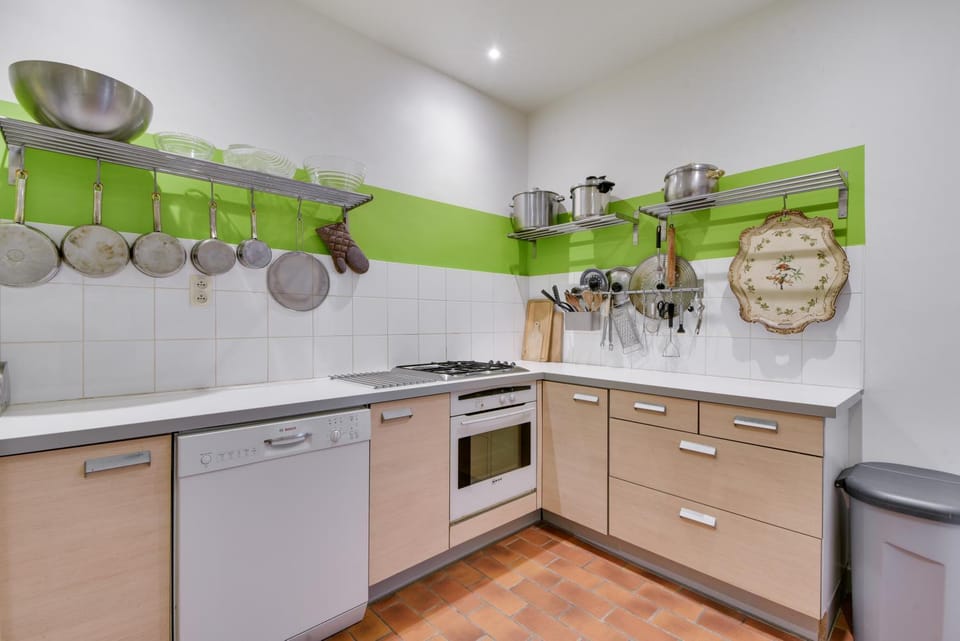 Coffee/tea facilities, dishwasher, minibar, pet friendly, stove