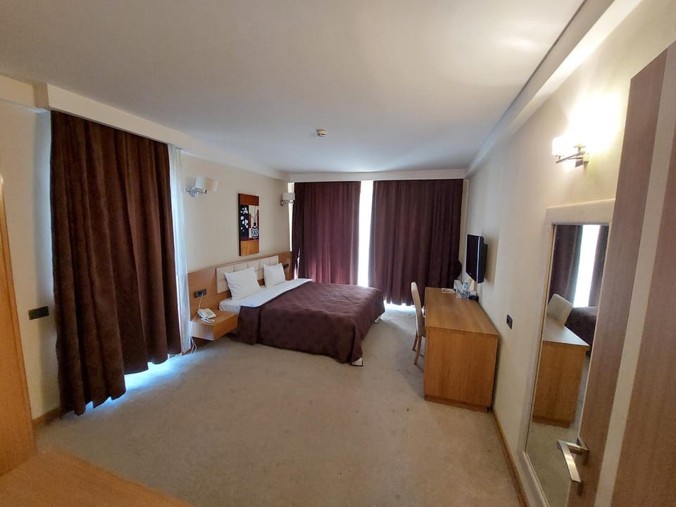 Bed, Living room, Photo of the whole room, Bedroom