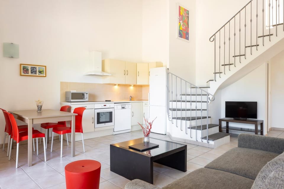 TV and multimedia, Kitchen or kitchenette, Living room, Seating area