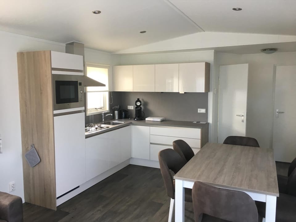 Coffee/tea facilities, Kitchen or kitchenette, Dining area, minibar, stove